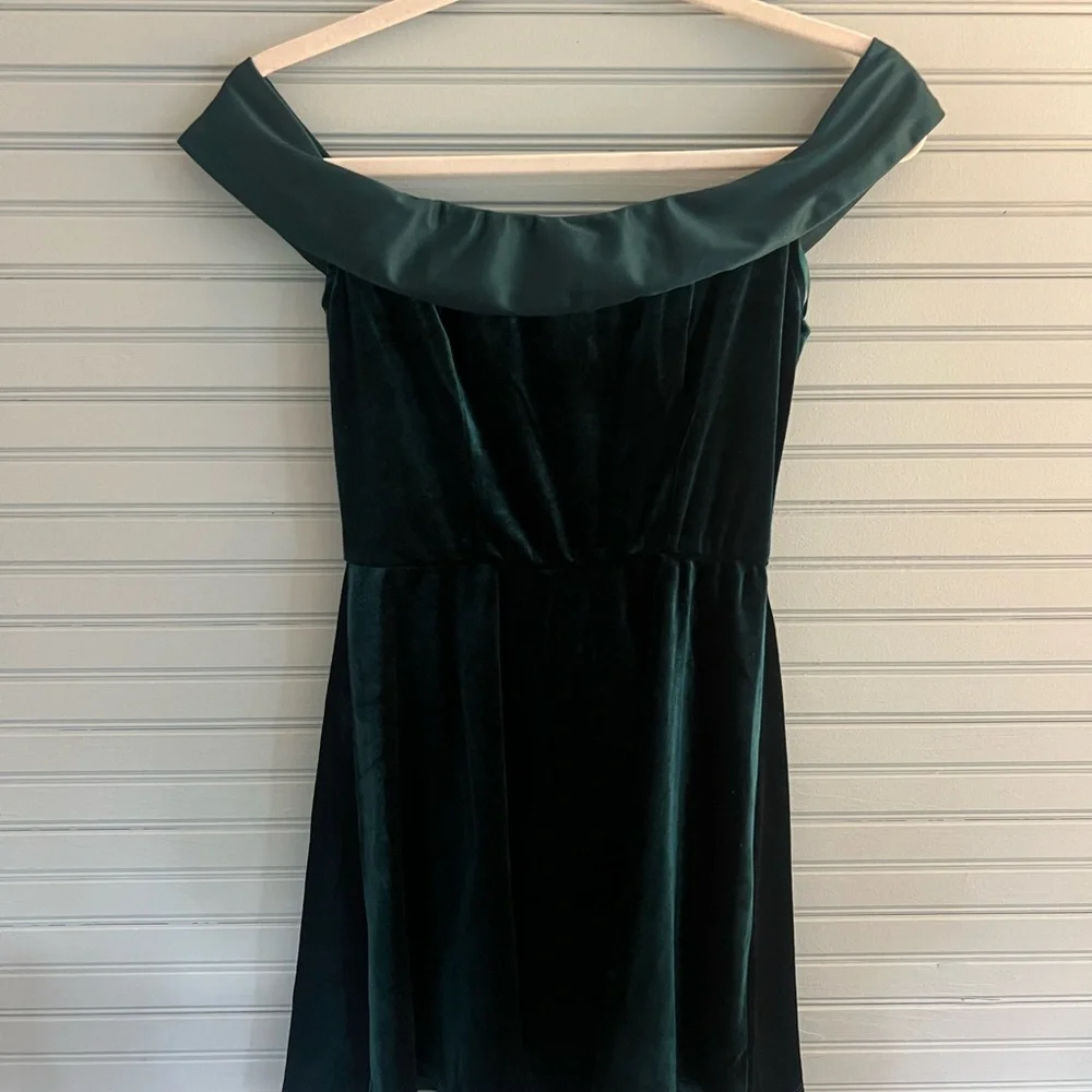 Trixxi Green Pleated Off-Shoulder Gown for Weddings - Picture 2 of 4